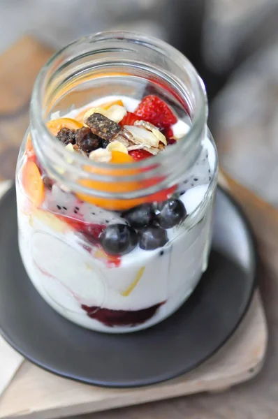 Yogurt con guarnizione di frutta — Foto Stock