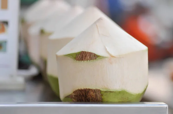 Kokosnoot of kokos voor verkopen — Stockfoto