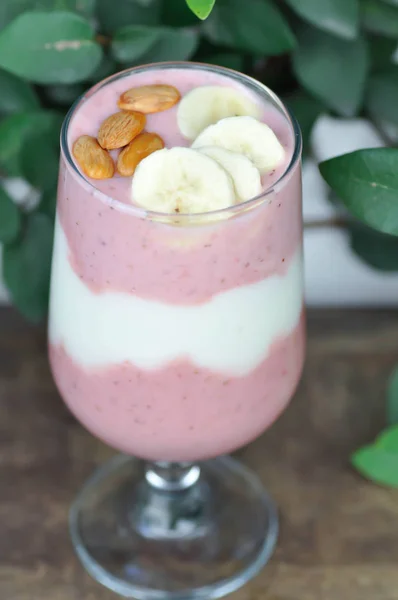 Strawberry smoothie or strawberry yogurt smoothie — Stock Photo, Image