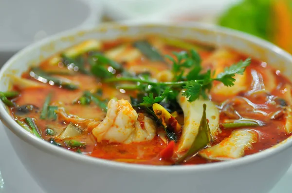 Zuppa piccante o Tom yum kung, zuppa di gamberetti piccanti — Foto Stock