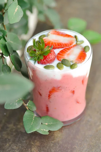 Aardbeien smoothie, blended aardbei of aardbei yoghurt — Stockfoto