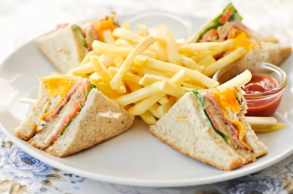 クラブサンドイッチまたはハムと卵のサンドイッチ — ストック写真