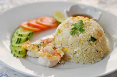 karides ve sebze ile tavada kızartılmış pirinç