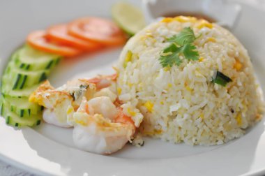 karides ve sebze ile tavada kızartılmış pirinç