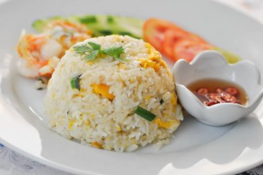 karides ve sebze ile tavada kızartılmış pirinç