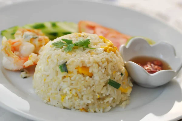 Жареный рис с креветками и овощами — стоковое фото