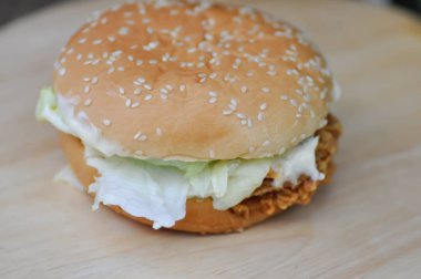 tavuk burger veya hamburger yemeği , ekmek 