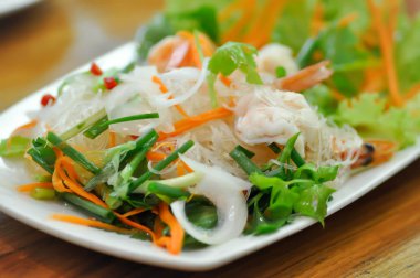 baharatlı salata veya erişte ve karides salatası