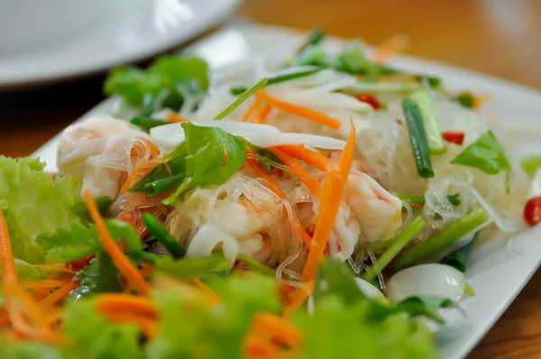 baharatlı salata veya erişte ve karides salatası