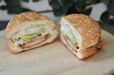 tavuk burger veya hamburger yemeği , ekmek 
