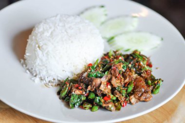 kutsal fesleğen ve biber ve pirinç ile tavada sığır eti