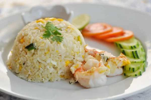 Жареный рис с креветками и овощами — стоковое фото