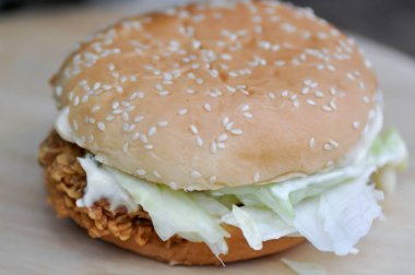 tavuk burger veya hamburger yemeği 