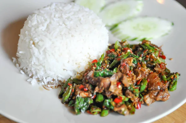 Daging sapi goreng aduk, daging sapi goreng dengan kemangi suci dan cabai — Stok Foto