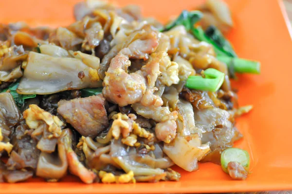 Macarrão ou macarrão frito mexido, comida tailandesa — Fotografia de Stock