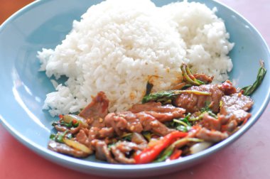 tavada kızarmış sığır eti veya pilav ile kızarmış sığır eti