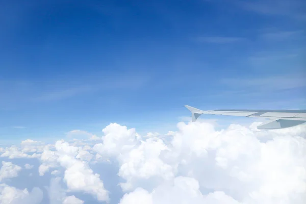 Sky background and wing of the plane — Stock Photo, Image