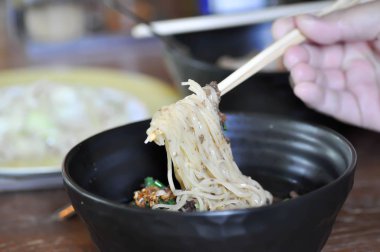 erişte yeme, Çin şehriye 