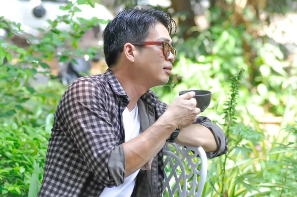 Hombre bebiendo café — Foto de Stock
