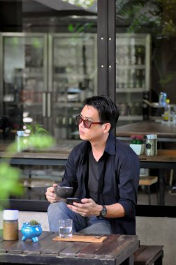 adam bulanıklık arka planda bir cep telefonu kullanıyor