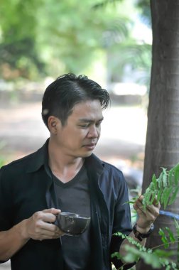 bir adam kahve içiyor