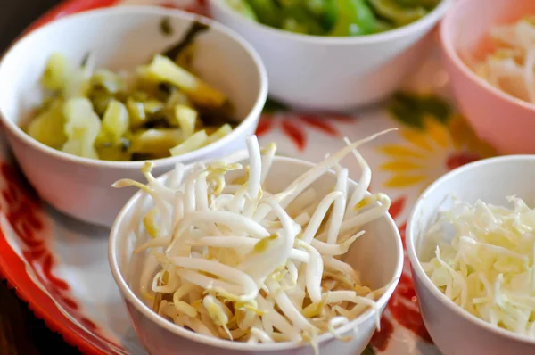 Verduras y verduras en vinagre, plato de verduras conservadas —  Fotos de Stock