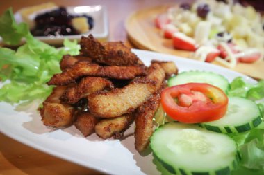 derin kızarmış domuz eti, sebze ile kızarmış domuz