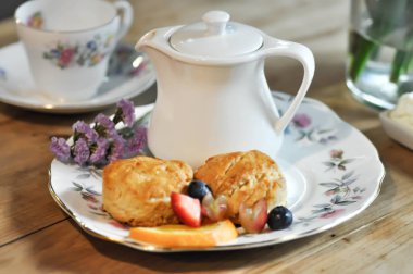 meyve ile çörek veya çörek, krem kırbaçlanan 