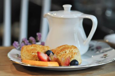 meyve ile çörek veya çörek, krem kırbaçlanan 