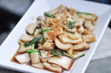 yeşil soğan ile karıştırılmış mantar karıştırın