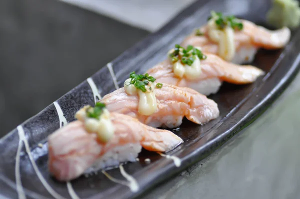 Sushi sau orez acoperit cu somon, mâncare japoneză — Fotografie, imagine de stoc