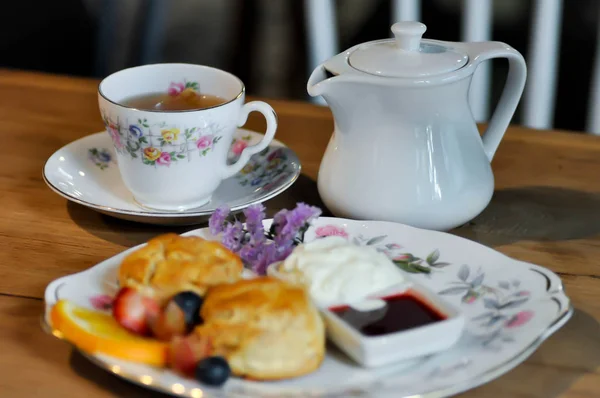 Herbata, czajniczek i Scone z owocami — Zdjęcie stockowe