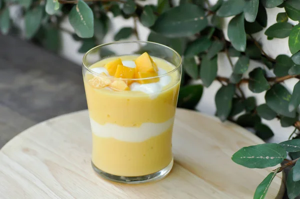 Batido de mango o batido de yogur de mango — Foto de Stock