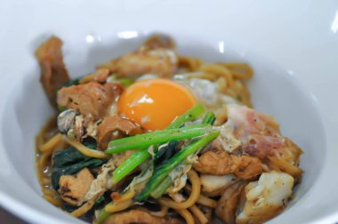 Yumurta ile Çin şehriye veya erişte 