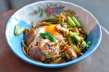 Yumurta ile Çin şehriye veya erişte 