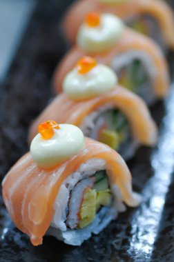 Suşi ya da somonla kaplanmış pirinç, Japon yemeği.