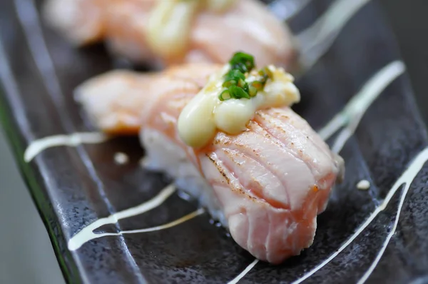 Sushi de somon sau orez acoperit cu somon — Fotografie, imagine de stoc