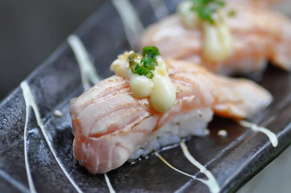 Sushi de somon sau orez acoperit cu somon — Fotografie, imagine de stoc