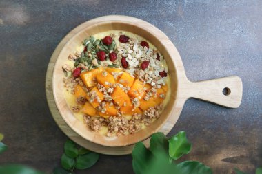 Smoothie Bowl, meyve tepesi ile Mango yoğurt