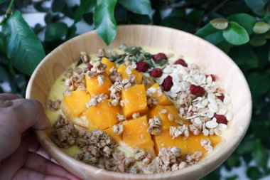 Smoothie Bowl, meyve tepesi ile Mango yoğurt
