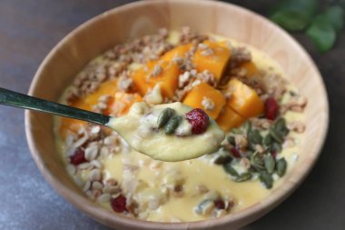 Smoothie Bowl, meyve tepesi ile Mango yoğurt