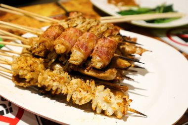 ızgara kalamar, ızgara domuz eti ve ızgara pastırma