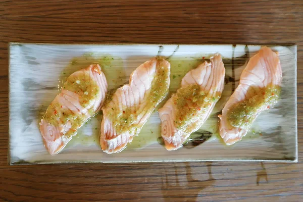 Salmón a la parrilla o en rodajas con salsa picante —  Fotos de Stock