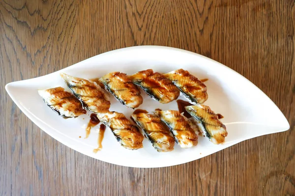 Суши из тунца или риса с тунцом, японской едой — стоковое фото