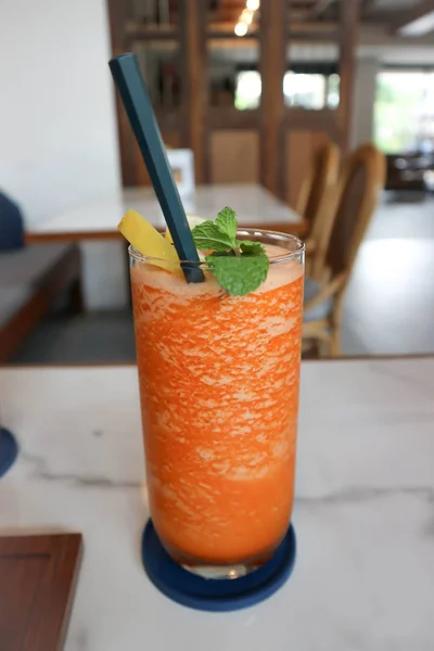 Mocktail, suco de frutas ou suco de laranja — Fotografia de Stock
