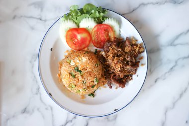 kızarmış pirinç veya kızarmış yumurta ile kızarmış pirinç