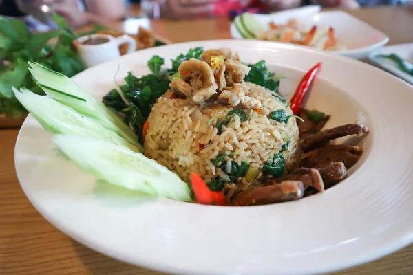 Nasi goreng atau nasi goreng dengan daging babi renyah dan bebek — Stok Foto