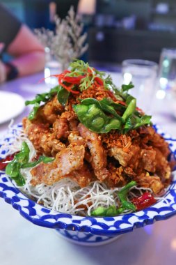 derin kızarmış kaffir kireç yaprağı ile derin kızarmış domuz