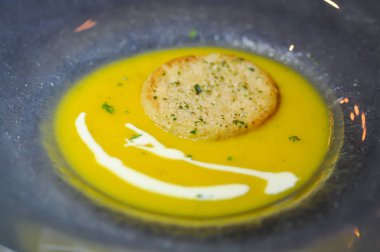 sarımsaklı ekmek ile kabak çorbası veya sebze çorbası