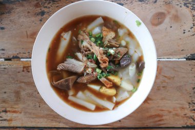 yumurta ve tofu ile erişte veya domuz şehriye